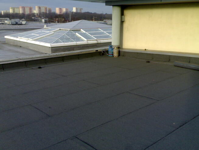 Prace dekarskie układanie papy termozgrzewalnej.