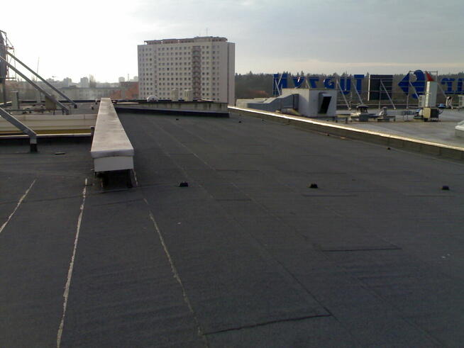 Prace dekarskie układanie papy termozgrzewalnej.