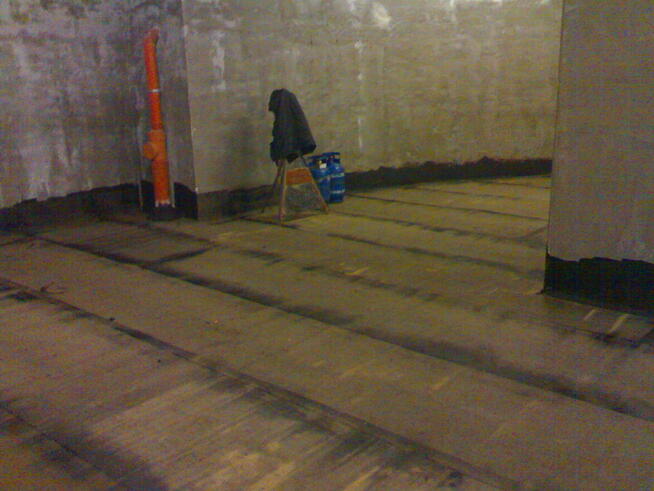 Prace dekarskie układanie papy termozgrzewalnej.