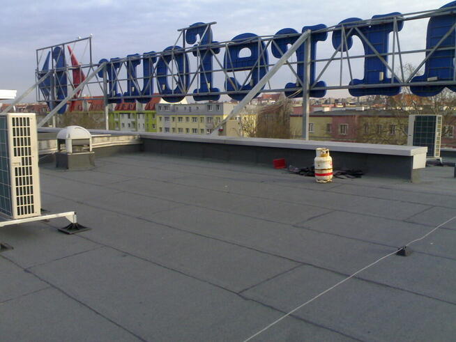 Prace dekarskie układanie papy termozgrzewalnej.