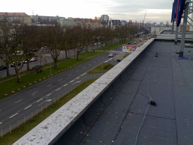 Prace dekarskie układanie papy termozgrzewalnej.