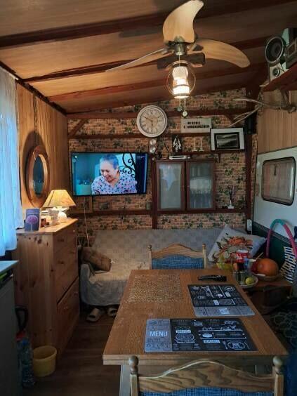 Extra lokalizacja - przyczepa z przybudówką