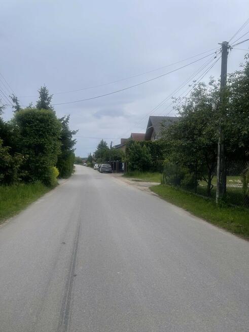 Działka 879 m² – media w drodze, las, SKM.