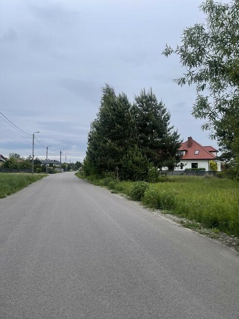 Działka 879 m² – media w drodze, las, SKM.