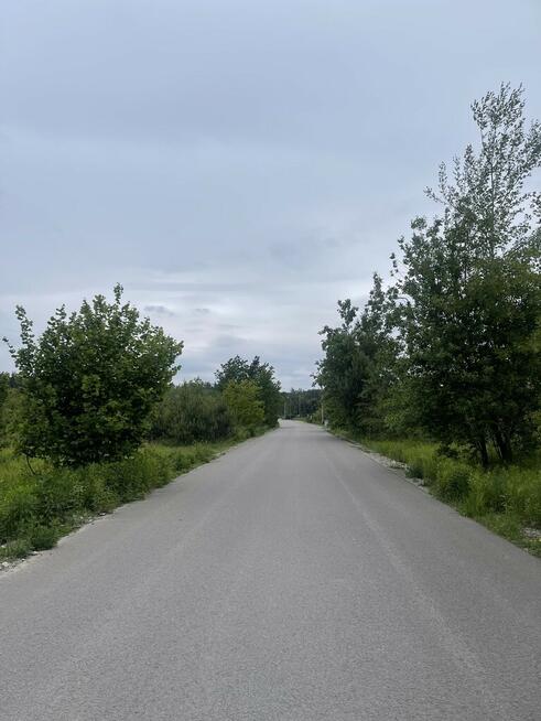 Działka 879 m² – media w drodze, las, SKM.