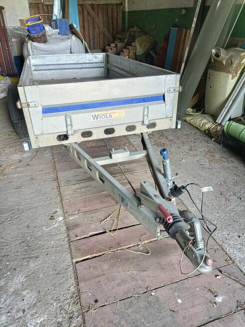 Syndyk sprzeda przyczepkę samochodową.