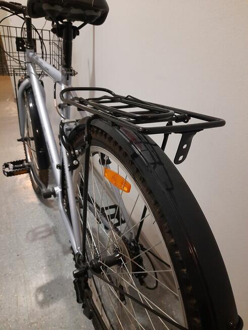 Rower rurystyczny z koszem.