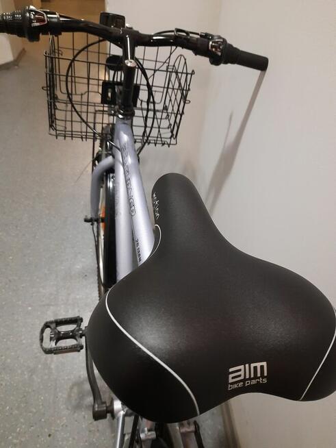 Rower rurystyczny z koszem.