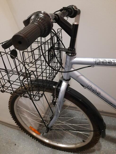 Rower rurystyczny z koszem.