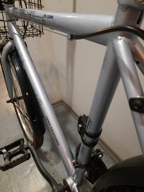 Rower rurystyczny z koszem.