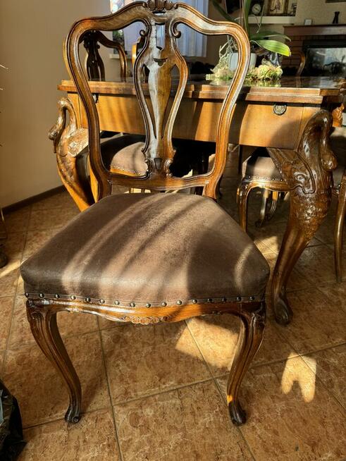 Sprzedam stary rzeźbiony stół z krzesłami