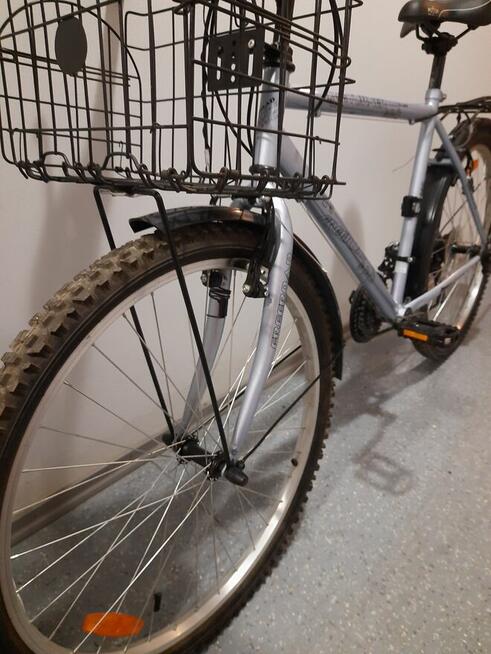 Rower rurystyczny z koszem.