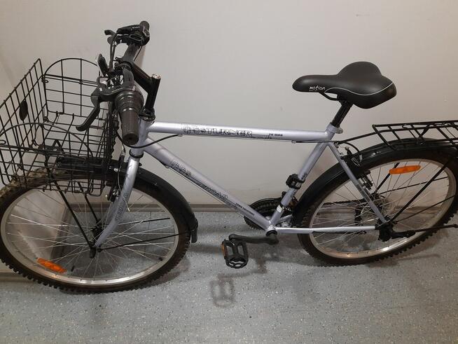 Rower rurystyczny z koszem.