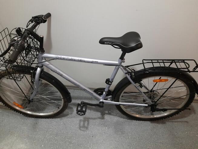 Rower rurystyczny z koszem.