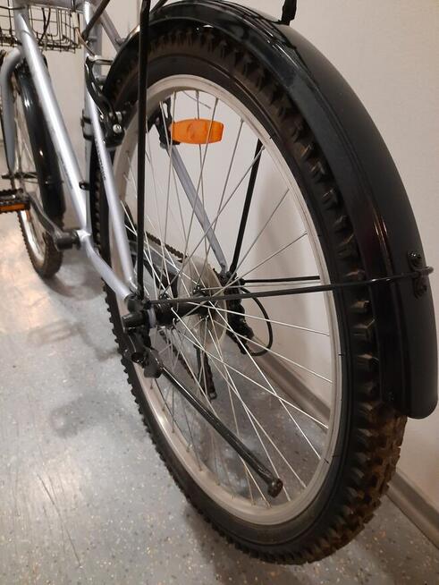 Rower rurystyczny z koszem.