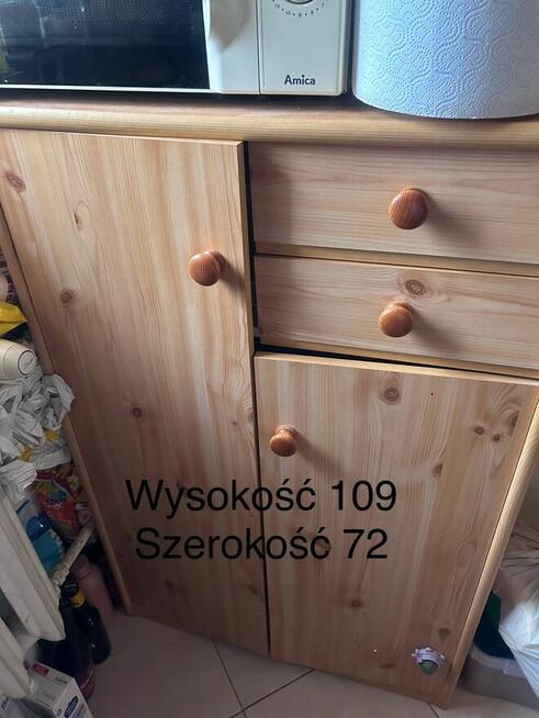 Szafkę kuchenną lub pokojową