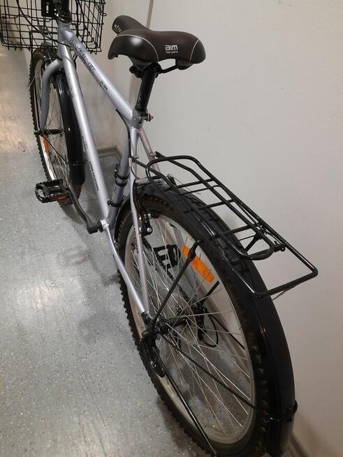 Rower rurystyczny z koszem.