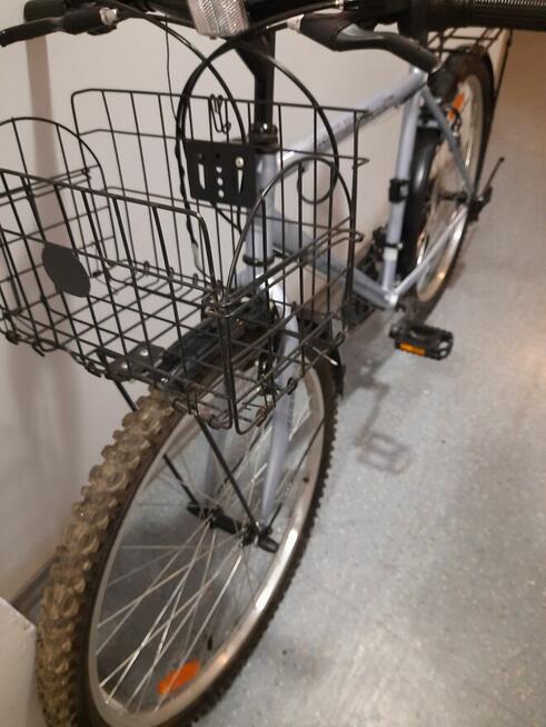 Rower rurystyczny z koszem.