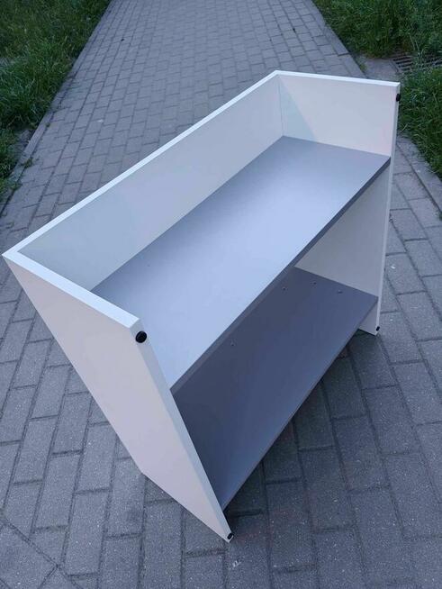 Mała szafka stojąca z możliwością podwieszenia