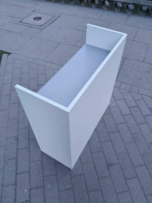 Mała szafka stojąca z możliwością podwieszenia