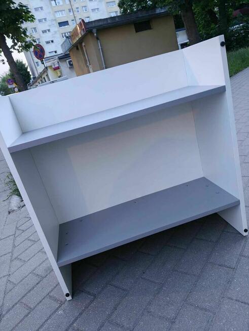 Mała szafka stojąca z możliwością podwieszenia