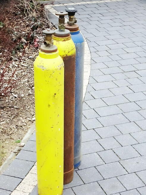 Trzy butle widoczne na zdjęciach