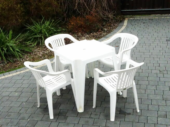 Zestaw mebli ogrodowych stolik + cztery krzesła cena za komp