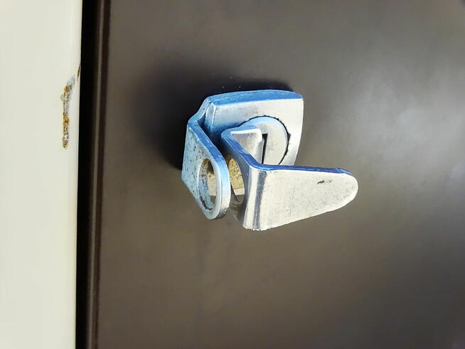 Szafa Metalowa z półkami na nogach 190x120x50 cm