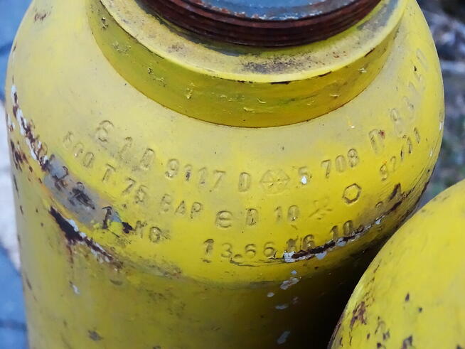 Trzy butle widoczne na zdjęciach