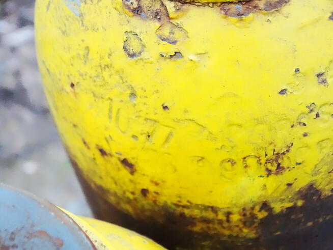 Trzy butle widoczne na zdjęciach