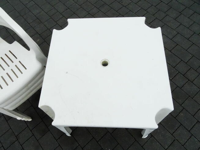 Zestaw mebli ogrodowych stolik + cztery krzesła cena za komp