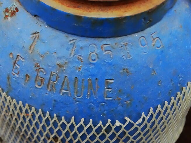 Trzy butle widoczne na zdjęciach