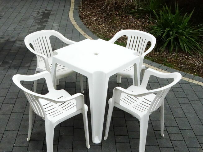 Zestaw mebli ogrodowych stolik + cztery krzesła cena za komp