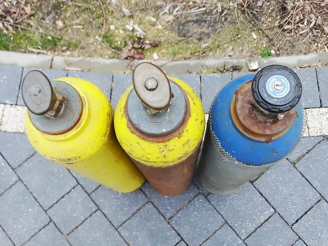 Trzy butle widoczne na zdjęciach