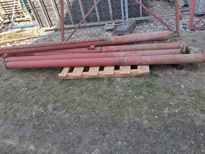 Słupki z rozebranego ogrodzenia plus brama