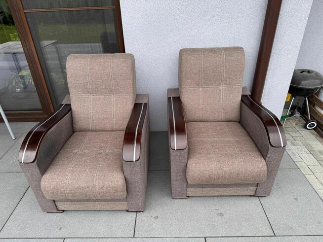 Fotele retro z drewnianymi podłokietnikami