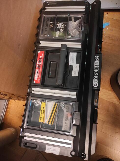 Syndyk sprzeda przedmioty z pakietu narzędzia i montaż