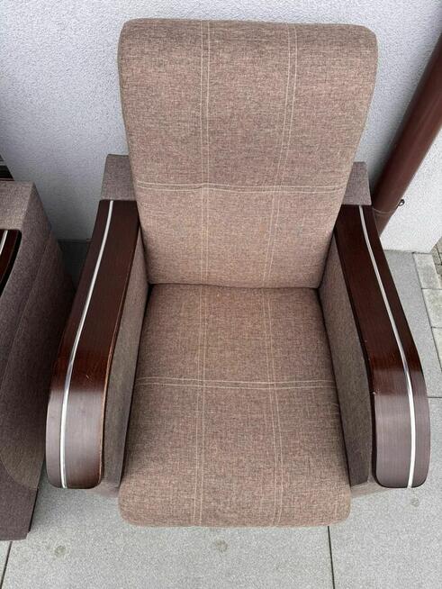 Fotele retro z drewnianymi podłokietnikami