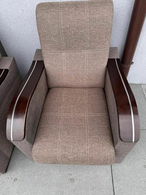 Fotele retro z drewnianymi podłokietnikami