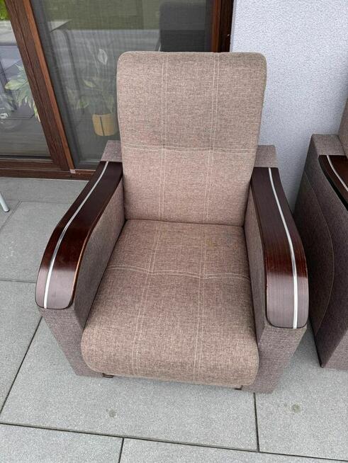 Fotele retro z drewnianymi podłokietnikami