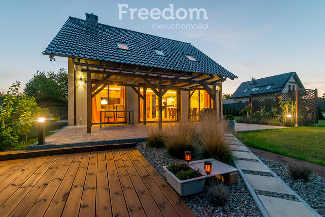 Dom z basenem na nowoczesnym nowym osiedlu