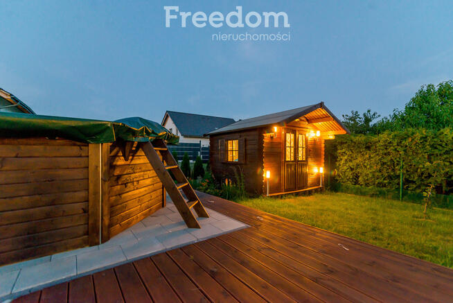 Dom z basenem na nowoczesnym nowym osiedlu