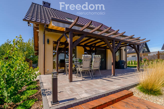 Dom z basenem na nowoczesnym nowym osiedlu