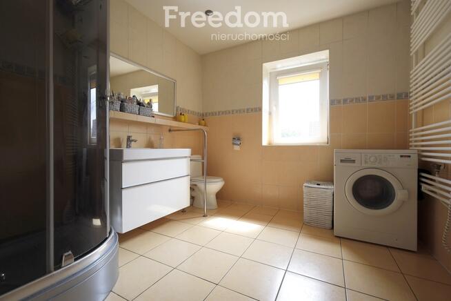 Dom po generalnym remoncie, graniczący z lasem