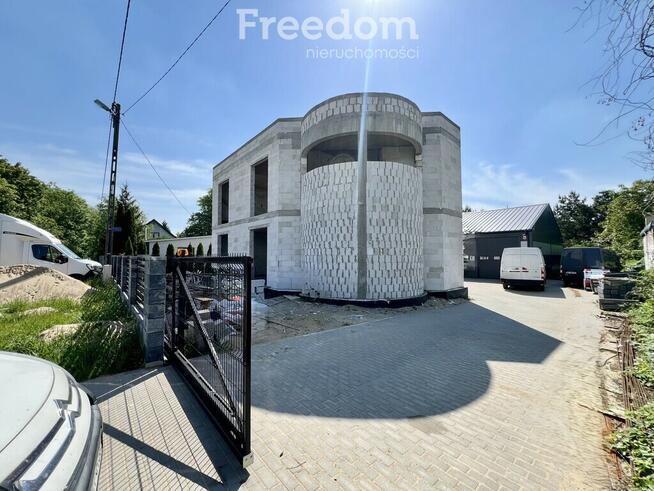 Kompleks komercyjny z halą i nowoczesnym biurowcem