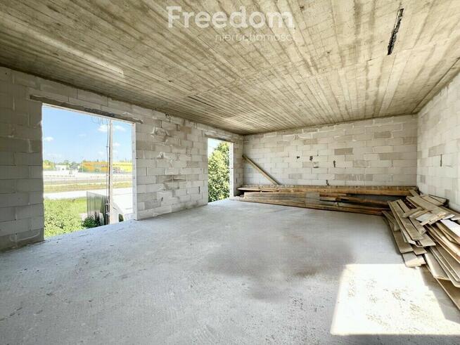 Kompleks komercyjny z halą i nowoczesnym biurowcem