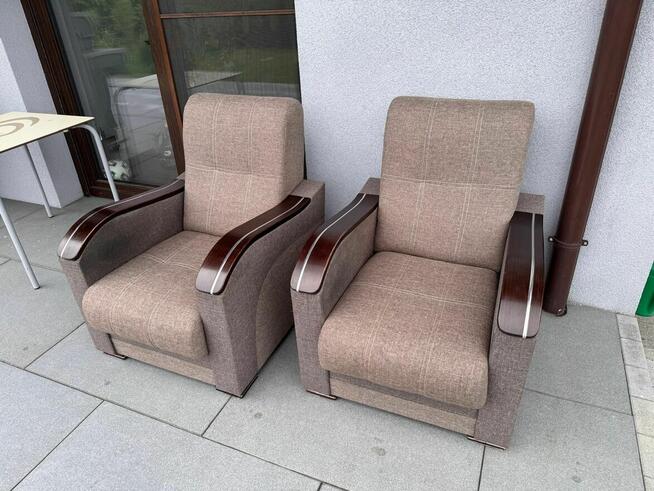 Fotele retro z drewnianymi podłokietnikami