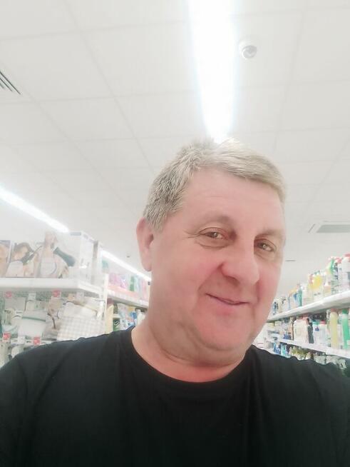 Pilna pani na weselę jako osoba towarzysząca