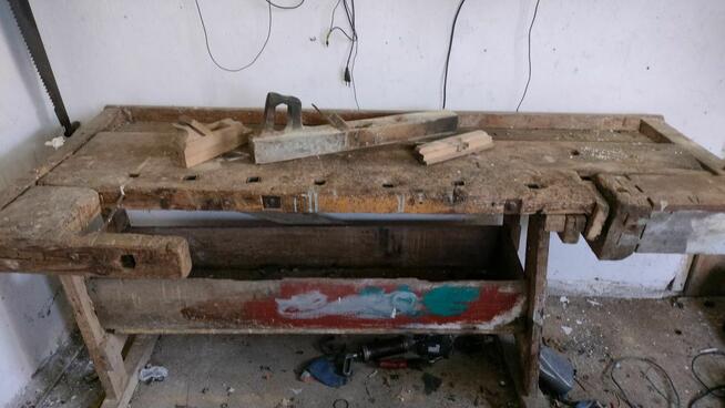 Stary drewniany stół stolarski