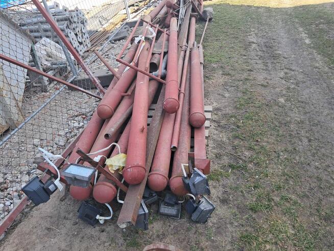Słupki z rozebranego ogrodzenia plus brama
